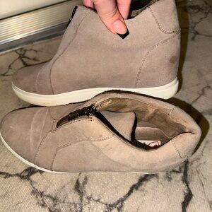 Blondo women’s Glenda sneaker tan hidden wedge waterproof shoes 8.5 fall winter